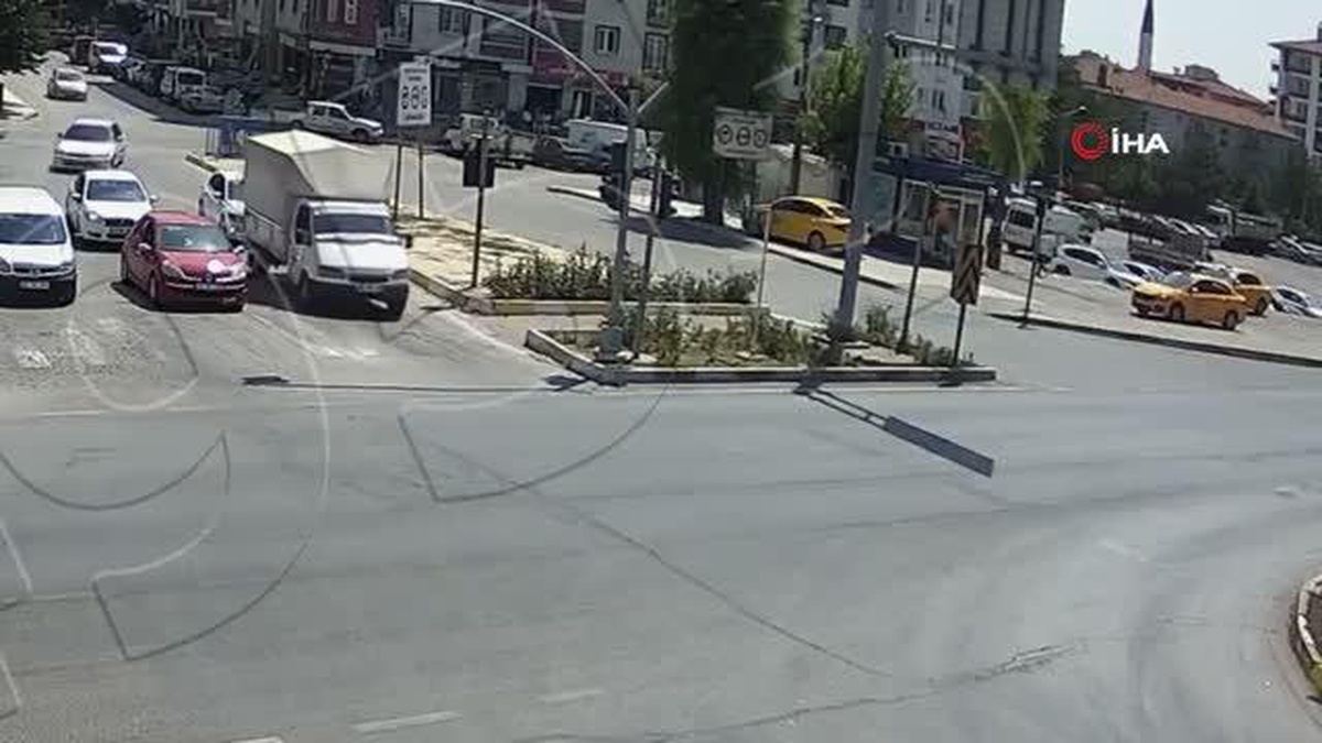 Vidanjör ve kamyonetin çarpıştı kaza güvenlik kamerasında