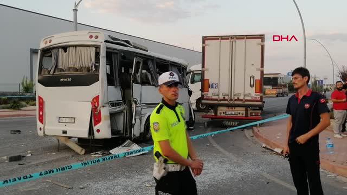 TIR İLE İŞÇİ SERVİSİ ÇARPIŞTI 1 ÖLÜ, 25 YARALI