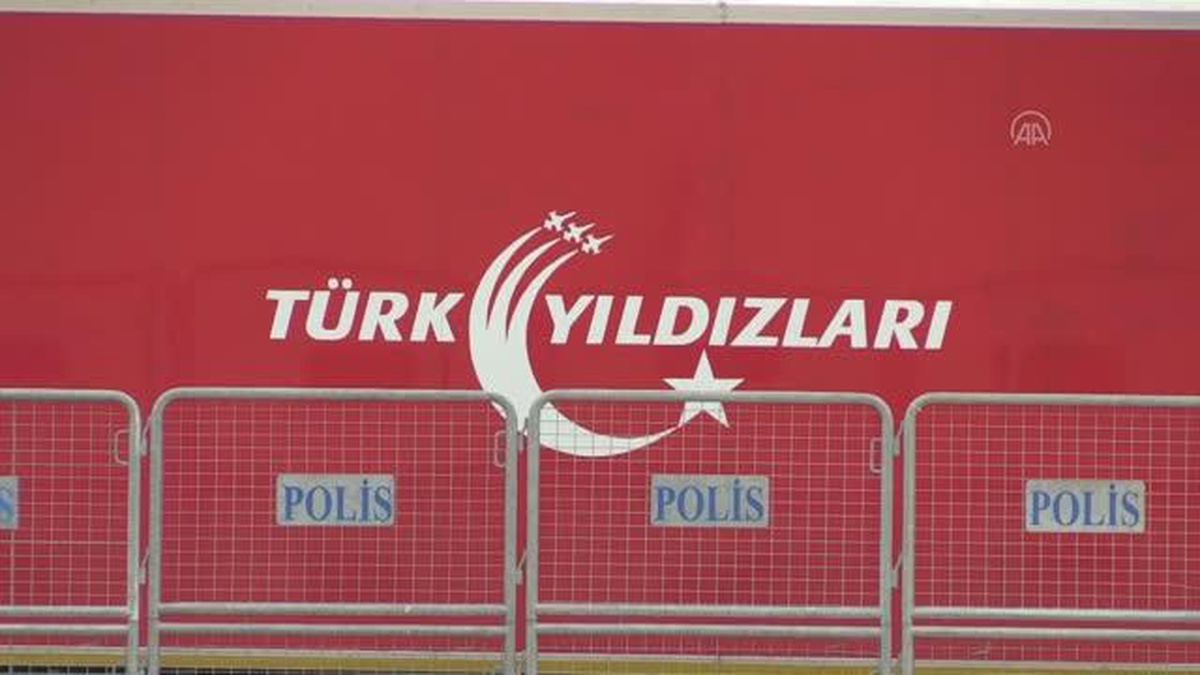 Türk Yıldızları, Trabzon semalarında gösteri uçuşu yaptı