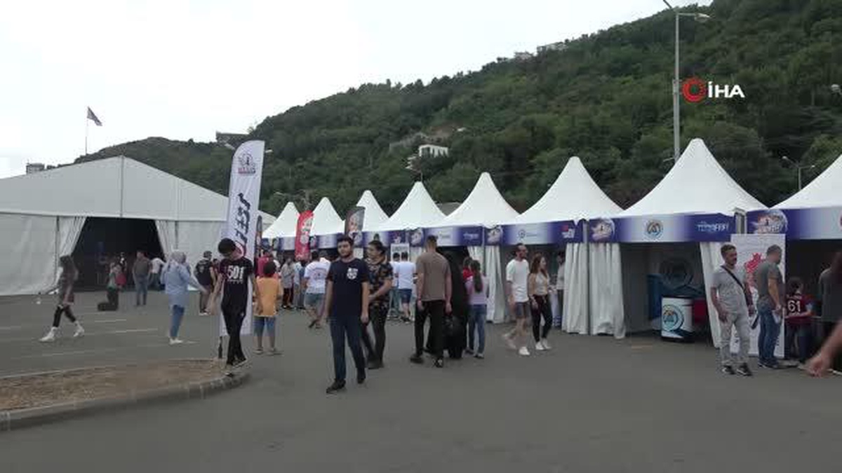 Türk Yıldızları\'nın Trabzon semalarındaki gösteri uçuşu nefes kesti