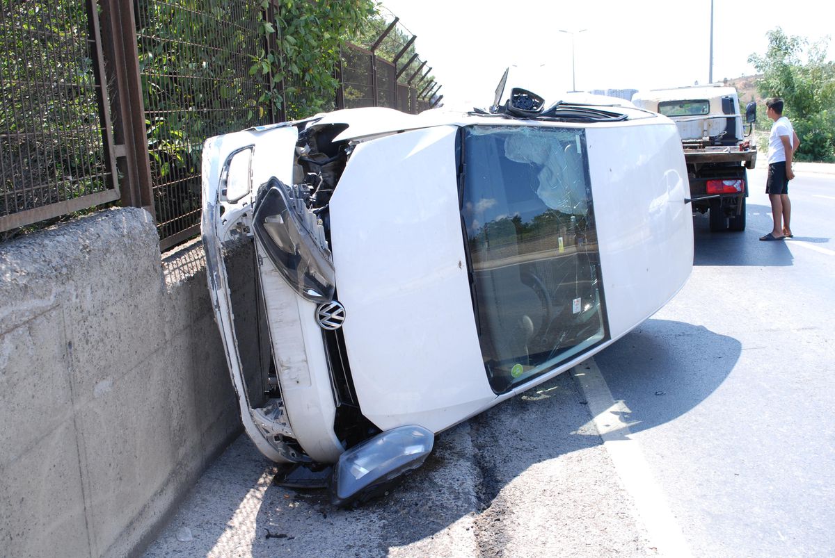 Tuzla\'da duvara çarptıktan sonra devrilen otomobilin sürücüsü yaralandı