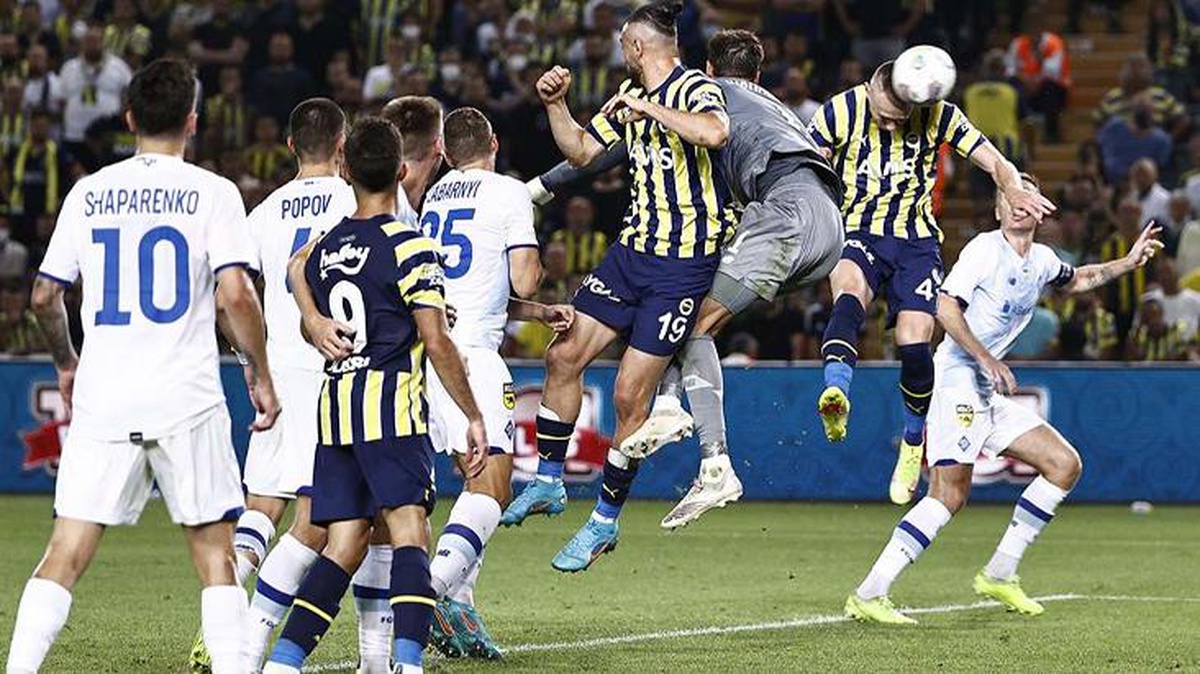 UEFA\'nın Fenerbahçe\'ye verdiği kısmi seyircisiz oynama cezası 2 yıl ertelendi!