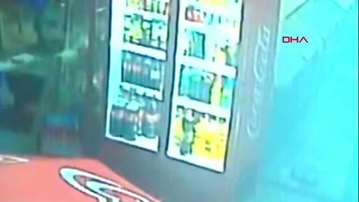 ÜMRANİYE\'DE MARKETE SOPALI SALDIRI KAMERADA