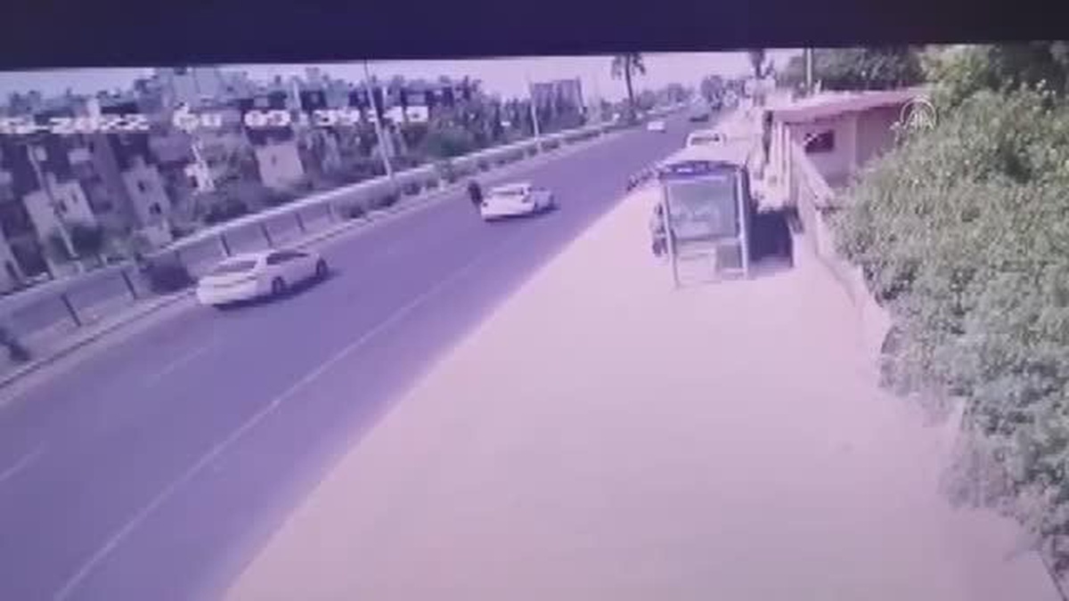 Mersin\'de yolun karşısına geçmeye çalışan kadın kazada yaşamını yitirdi