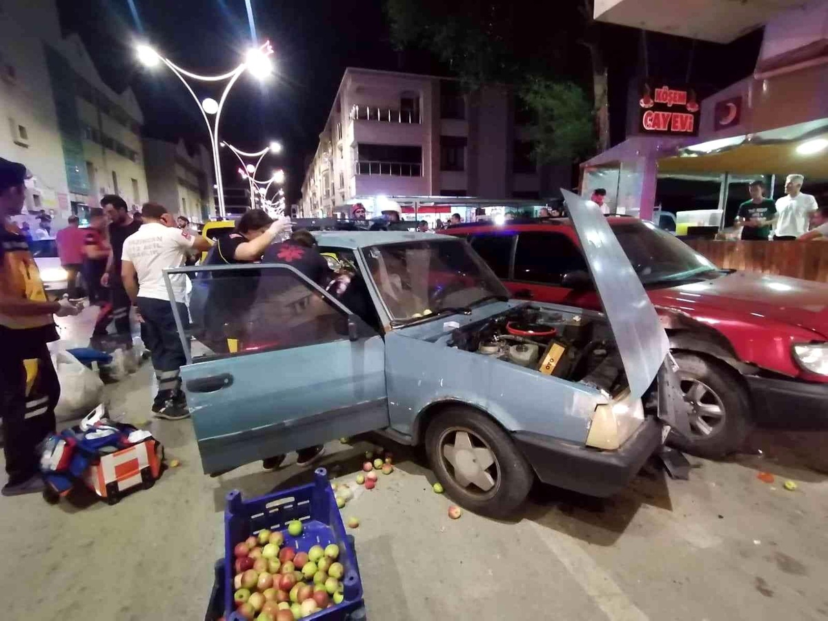 3 aracın karıştığı kazada otomobilde sıkışan sürücüyü ekipler kurtardı