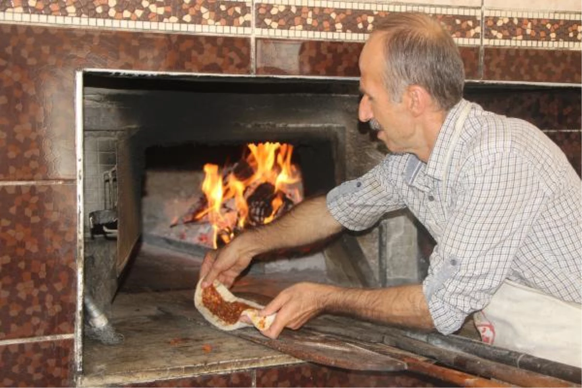 320 derece fırın ateşinin karşısında ekmek mücadelesi