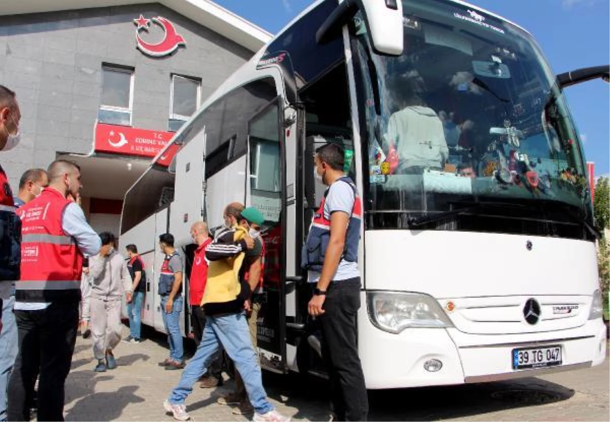 Afgan uyruklu 227 kaçak göçmen, sınır dışı edilmek üzere Edirne\'den İstanbul\'a gönderildi