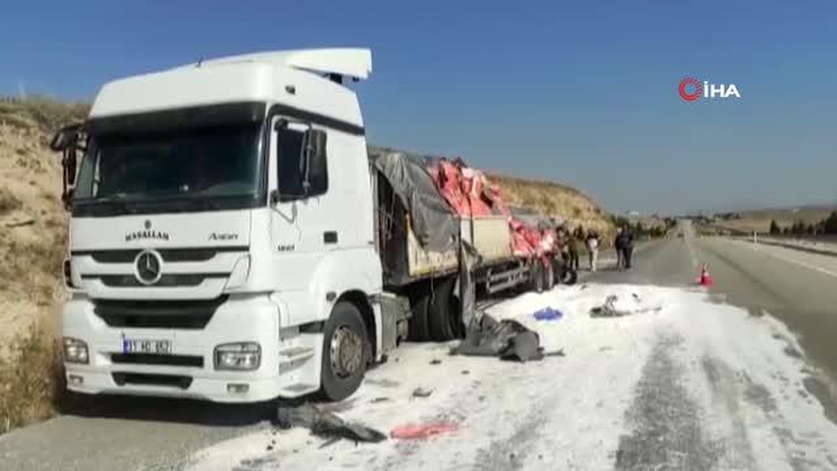 Afyonkarahisar\'da tıra otobüs ve kamyon çarptı: 2 ölü, 5 yaralı