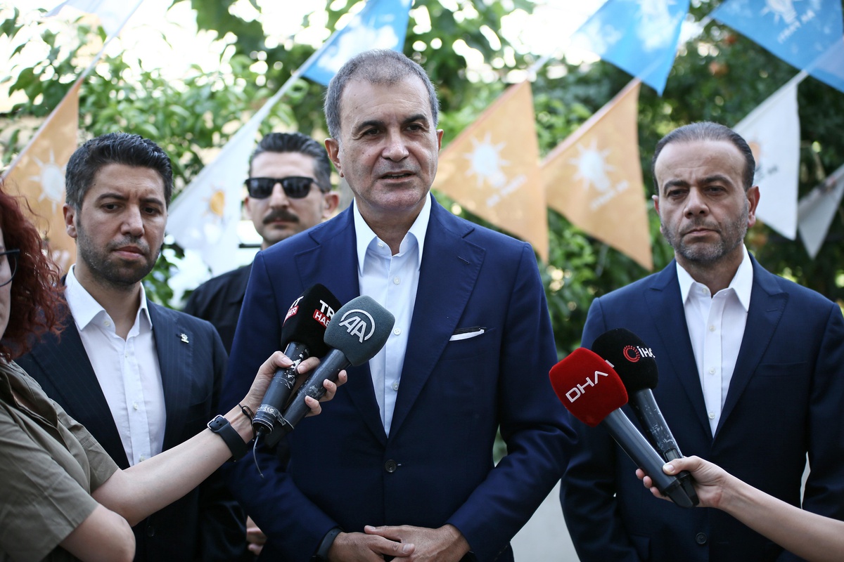 Ömer Çelik\'ten CHP\'nin \'YAŞ\' kararları eleştirisine tepki
