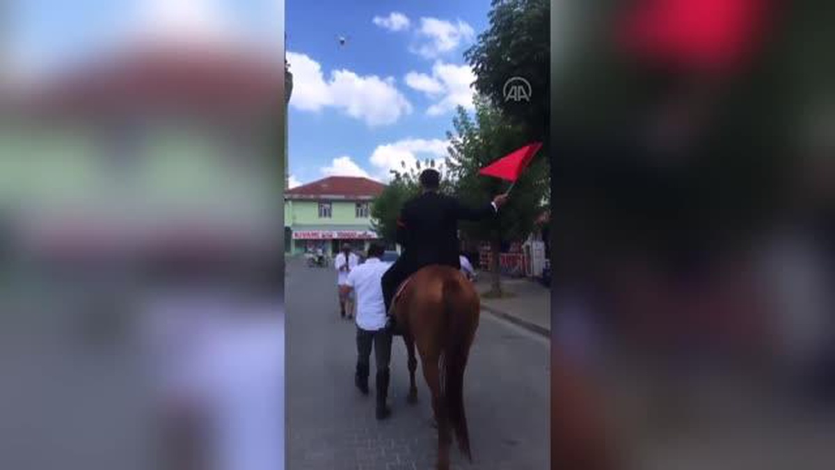 Karabük\'te atlara binen gelin ve damat şehir turu attı