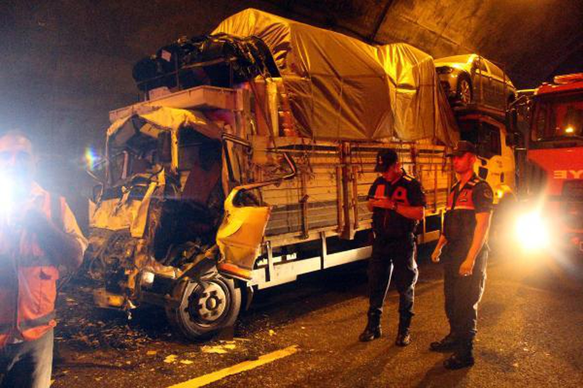 Bolu Dağı Tüneli\'nde 3 TIR ve 1 kamyonet birbirine girdi; 1 yaralı