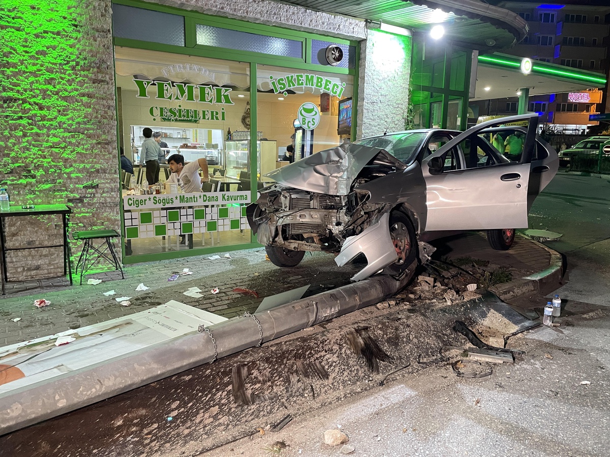 Bursa\'da otomobil aydınlatma direğine çarptı 3 kişi yaralandı