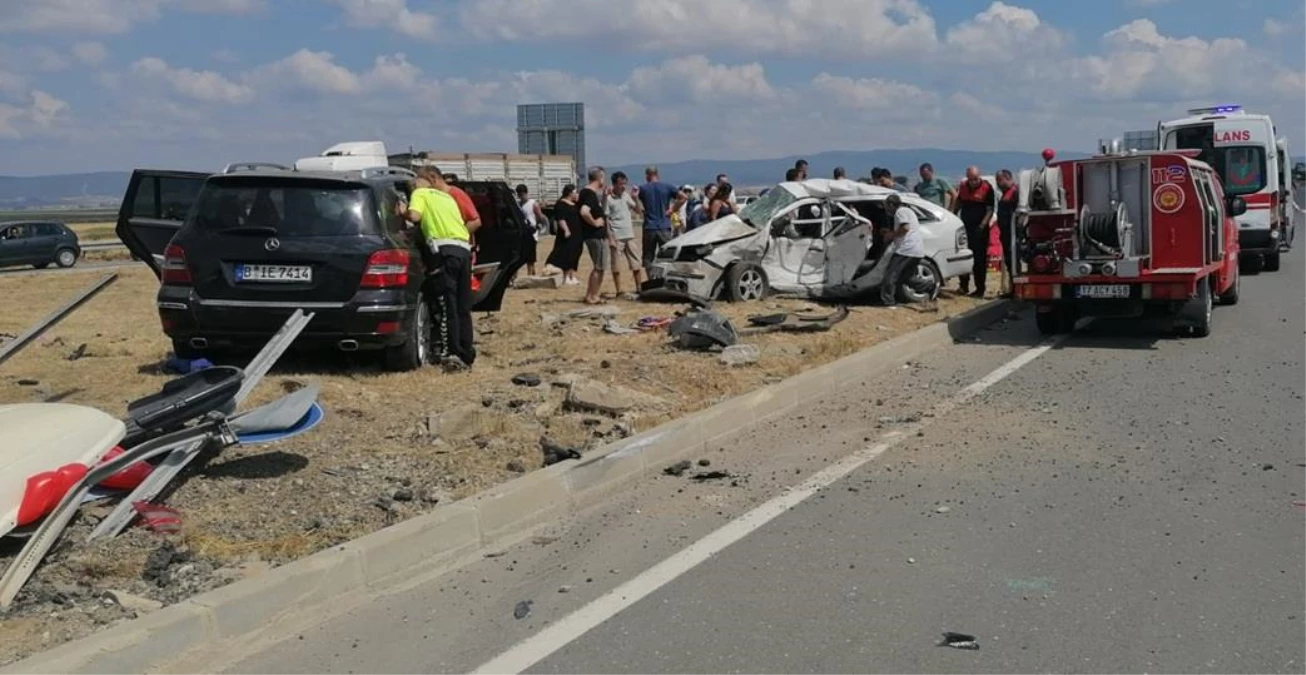 Çanakkale\'de 2 otomobilin çarpıştığı kazada 2 kişi öldü, 5 kişi yaralandı