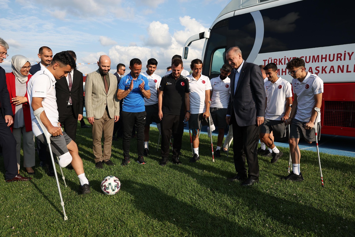 Cumhurbaşkanı Erdoğan, Kocaeli\'de kamp yapan Ampute Milli Futbol Takımını ziyaret etti