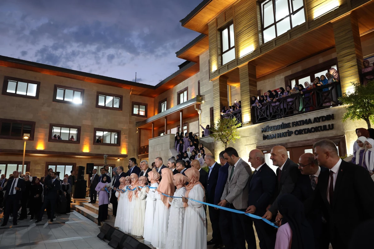 Aydın gündem haberi... Cumhurbaşkanı Erdoğan, Müzehhibe Fatma Aydın İmam Hatip Ortaokulunun açılışına katıldı