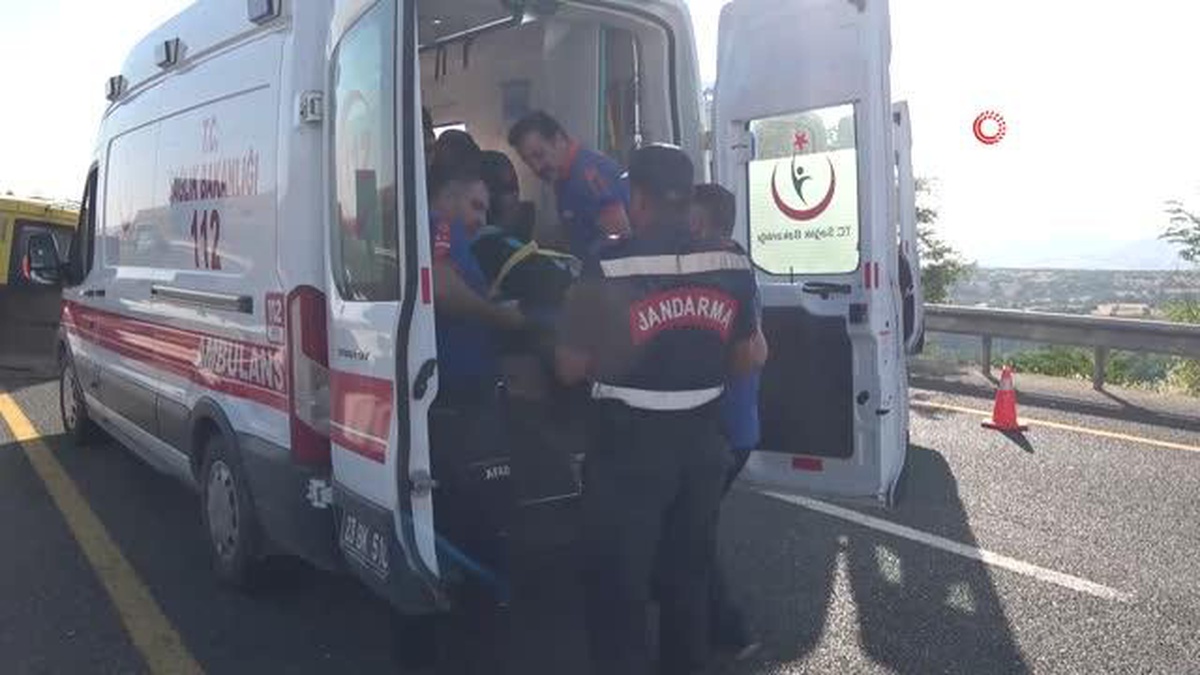 Düğünden dönen minibüs yan yattı: 14 yaralı