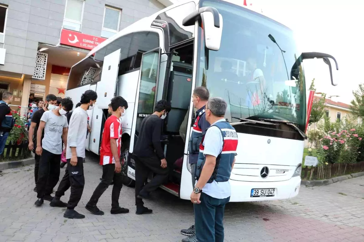 Edirne\'de 227 Afgan göçmen sınır dışı edilmek üzere İstanbul\'a gönderildi