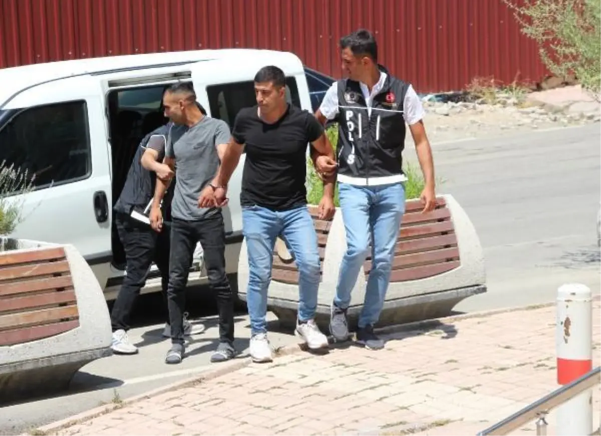 Elazığ'da araçta metamfetaminle yakalanan 2 şüpheli tutuklandı