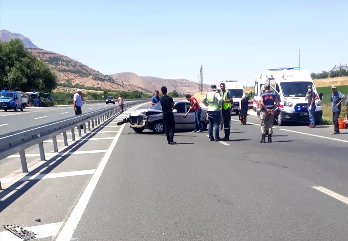 Elazığ\'da otomobil bariyerlere çarptı: 3 yaralı