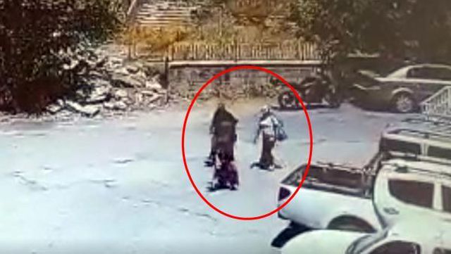 Evlerden hırsızlık yapan 3 kadın, kamera görüntülerinden tespit edilip yakalandı Evlerden hırsızlık yapan 3 kadın, kamera görüntülerinden tespit edilip yakalandı
