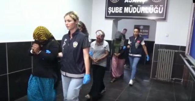 Evlerden hırsızlık yapan 3 kadın, kamera görüntülerinden tespit edilip yakalandı Evlerden hırsızlık yapan 3 kadın, kamera görüntülerinden tespit edilip yakalandı