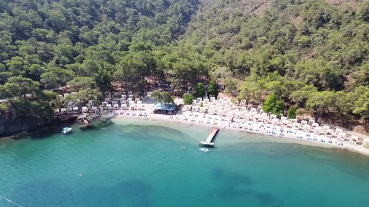 Fethiye\'de okulun işlettiği plajda mavi bayrak dalgalanıyor