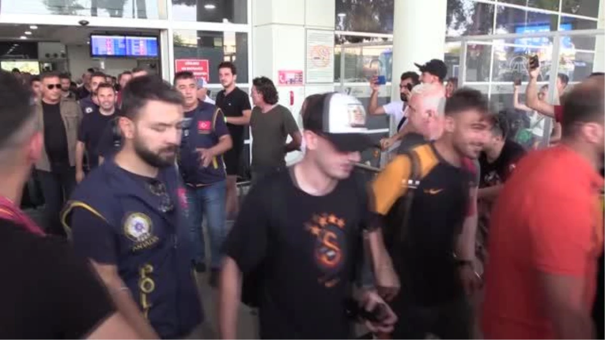 Galatasaray kafilesi Antalya\'ya geldi