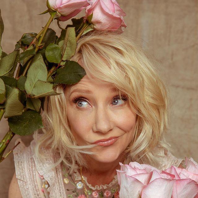 Hollywood yıldızı Anne Heche trafik kazası geçirdi