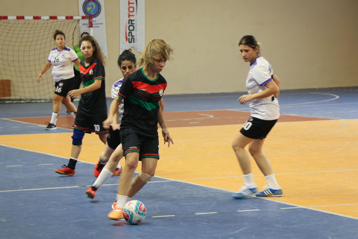 İşitme Engelliler Kadın Futsal Türkiye Şampiyonası Karabük\'te sürüyor