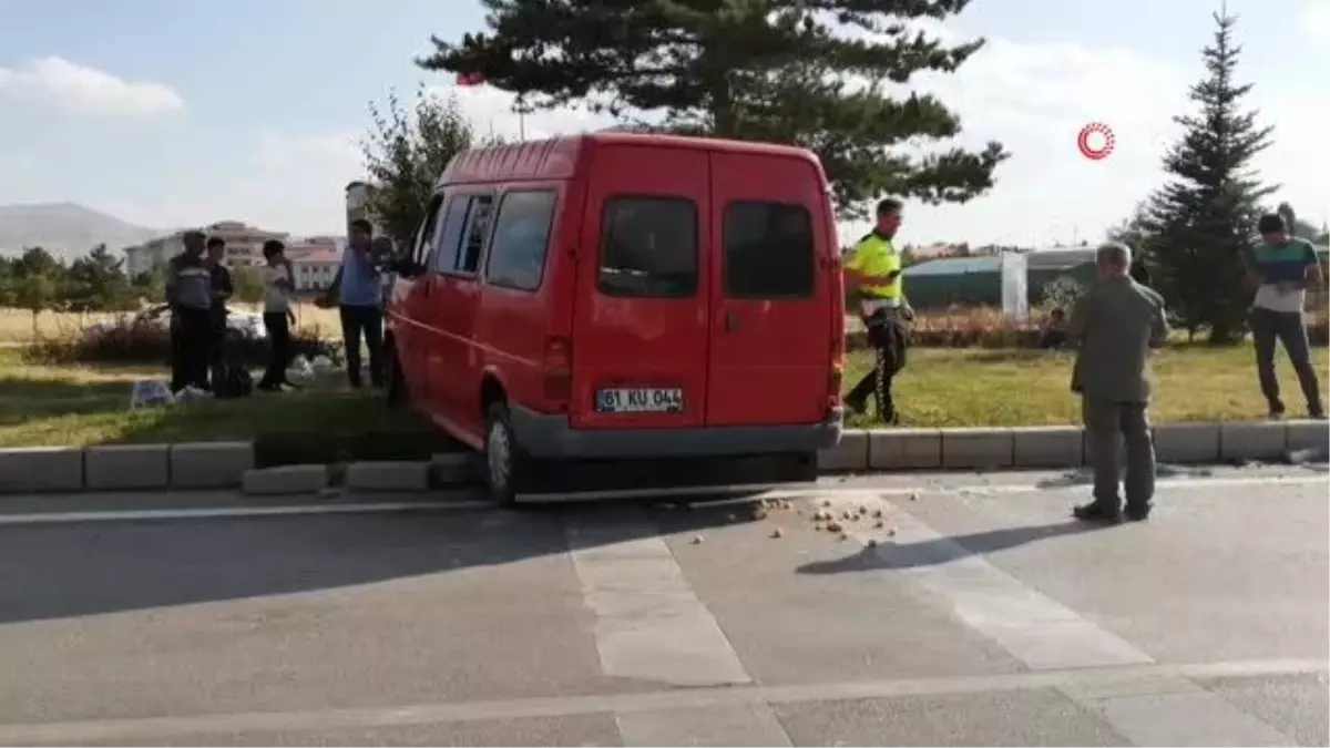 Islak zeminde süratle giden sürücü kırmızı ışıkta duramayınca önündeki araca çarptı: 3 yaralı