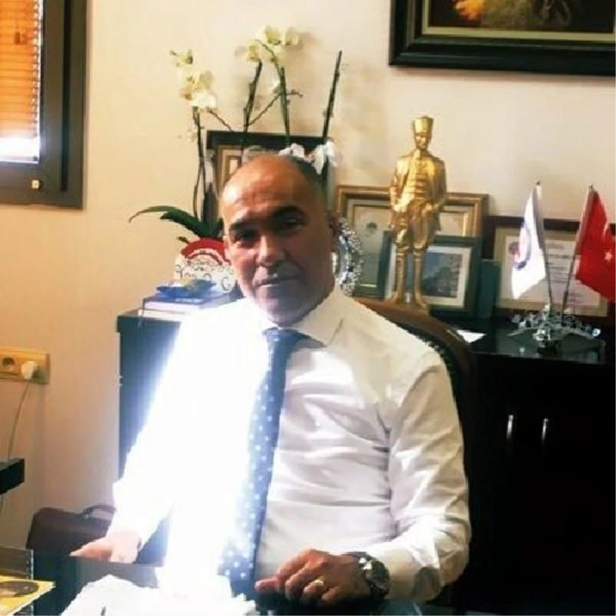 İzmir\'de çete lideri bağlantılı nüfus müdürlüğü operasyonuna 5 tutuklama