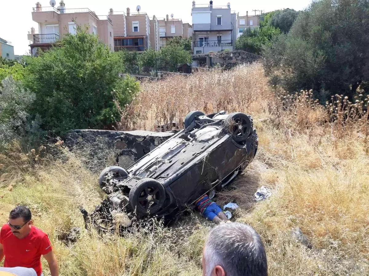 İzmir\'de takla atan araçtaki 4 genç ölümden döndü