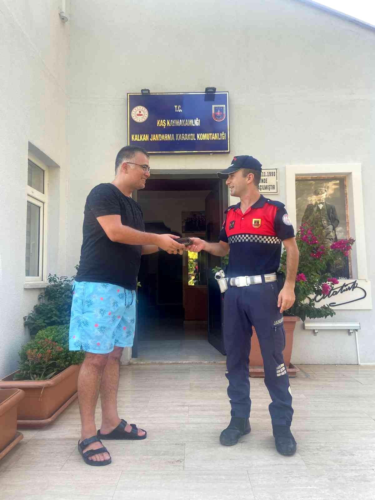 Jandarma para dolu cüzdanı sahibine teslim etti