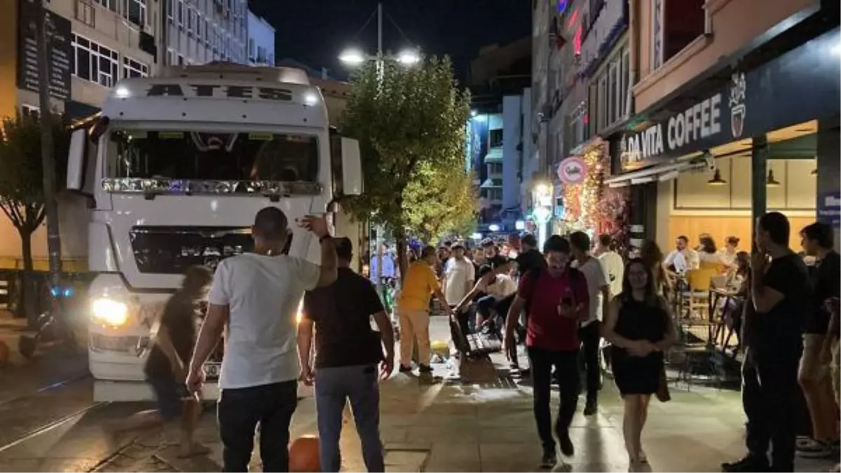 KADIKÖY\'DE SAATLER SÜREN TIR KURTARMA ÇABASI