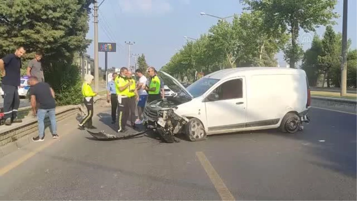 Aydın\'da kaldırıma çarpan hafif ticari araçtaki 2 kişi yaralandı