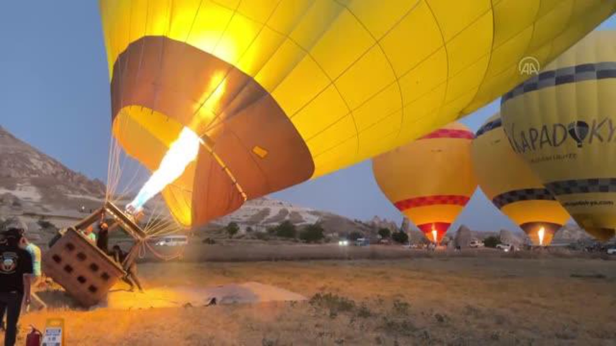 Kapadokya\'da turistler yeni günü gökyüzünde karşıladı