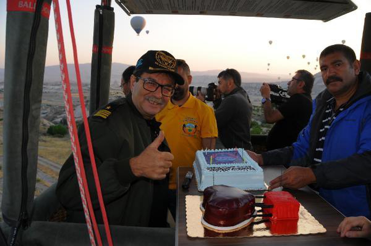 Kapadokya\'nın ilk balon pilotu, 35\'inci yılını gökyüzünde pasta keserek kutladı