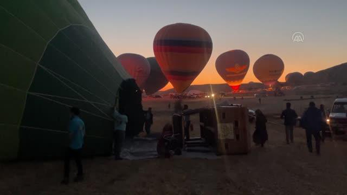 Kapadokya\'nın ilk balon pilotu 35\'nci yılını gökyüzünde pasta keserek kutladı