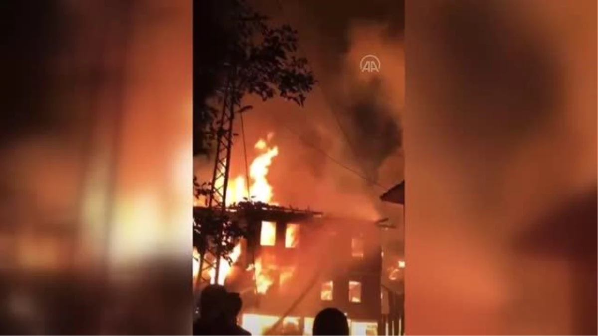 Kastamonu\'da bir köyde çıkan yangında 2 ev hasar gördü