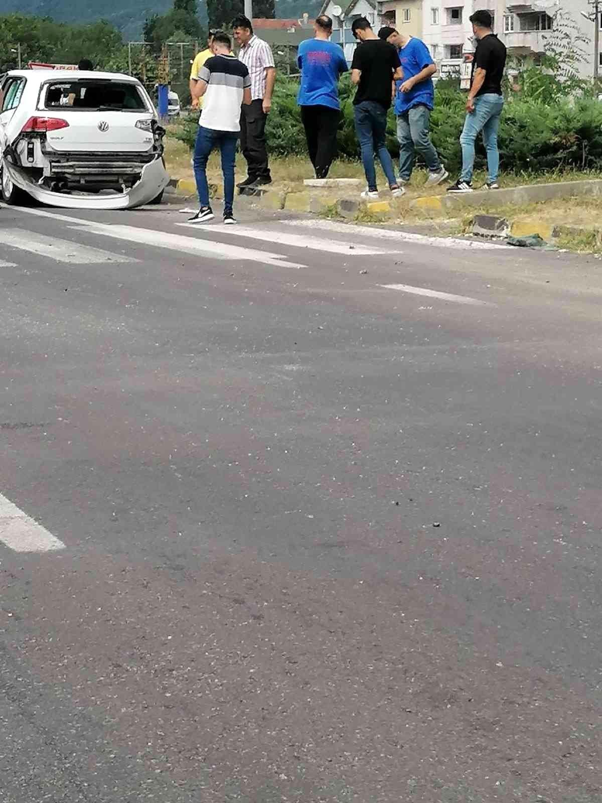 Kavşakta trafik kazası: 1 yaralı
