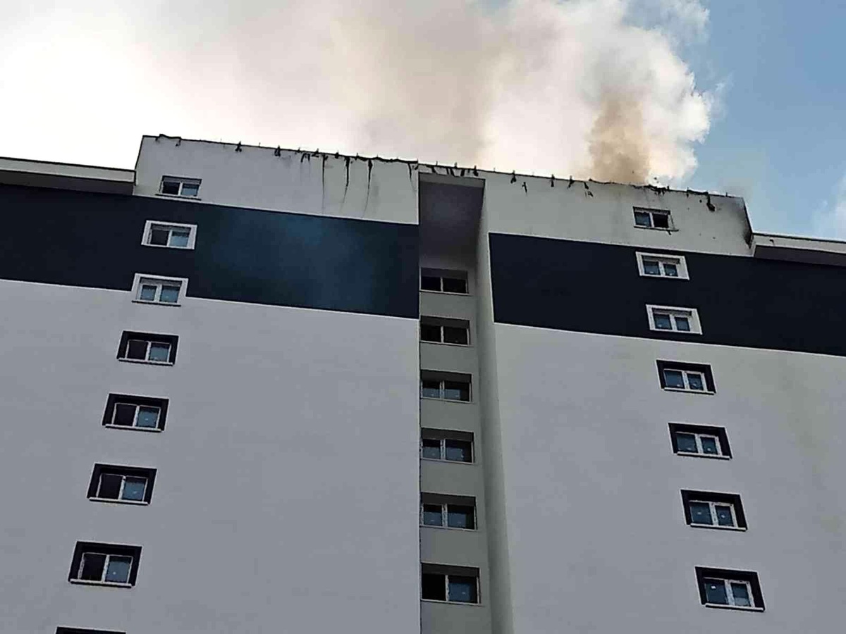 Kaynak makinesinden çıkan kıvılcımlar gökdelenin çatısını yaktı