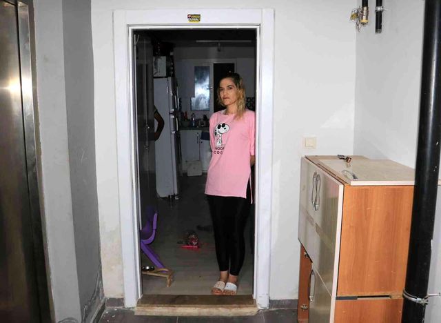 Ev sahibi, kiracısının çelik kapısını çaldı Ev sahibi, kiracısının çelik kapısını çaldı