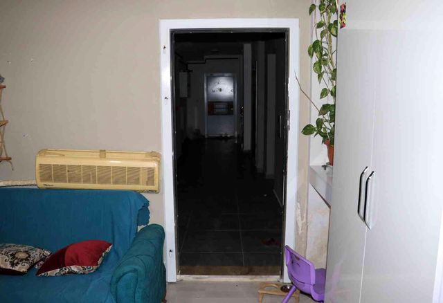 Ev sahibi, kiracısının çelik kapısını çaldı Ev sahibi, kiracısının çelik kapısını çaldı