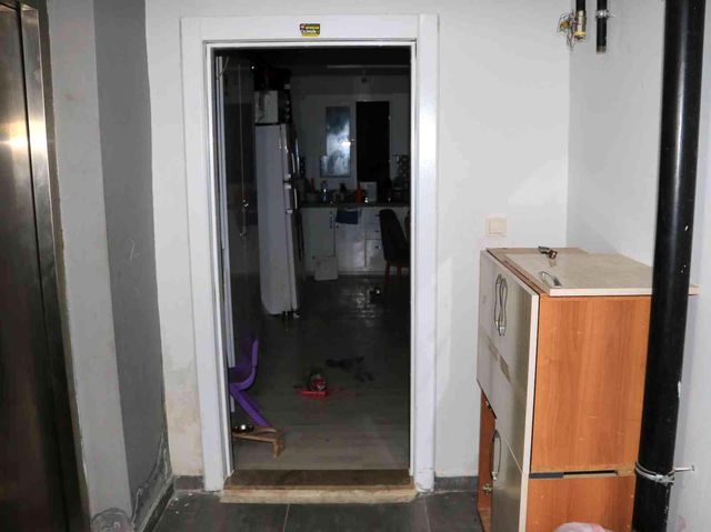 Ev sahibi, kiracısının çelik kapısını çaldı Ev sahibi, kiracısının çelik kapısını çaldı