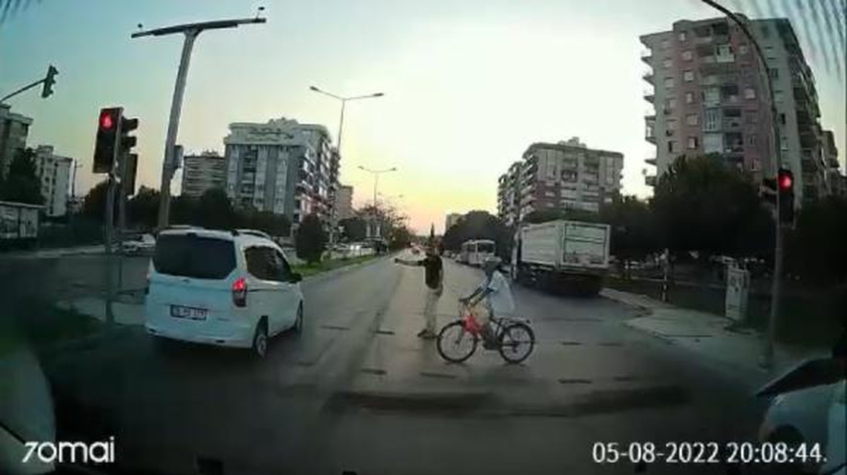 Kırmızı ışıkta geçen sürücüye tepki gösterdiler; o anlar kamerada