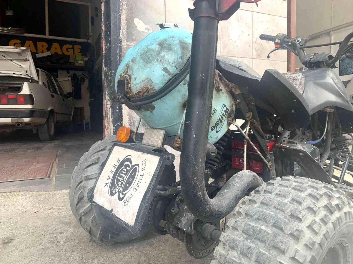 Klima gaz kutusundan motosiklete bagaj yaptı