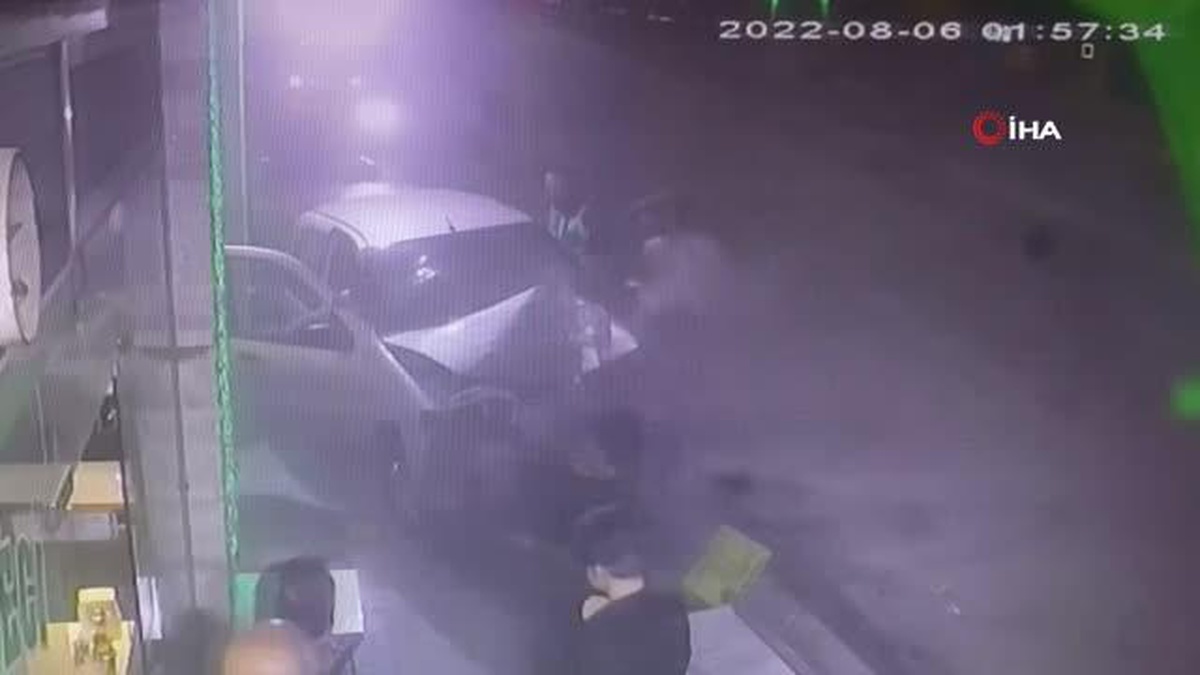 Kontrolünü çıkan otomobil aydınlatma direğine böyle çarptı: 3 yaralı