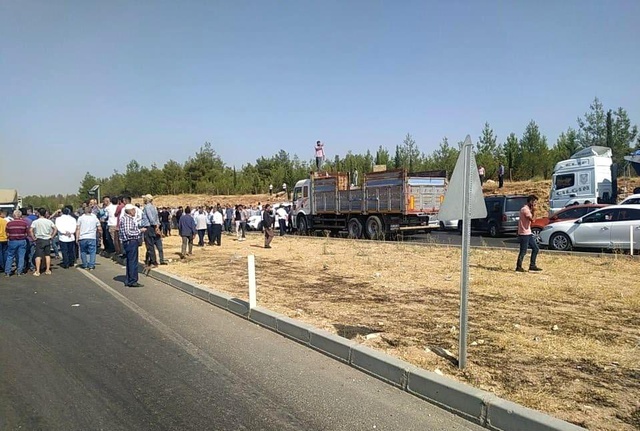 Bu kez zam değil indirim protestosu! Kuzu eti fiyatını protesto eden besiciler yol kapattı Bu kez zam değil indirim protestosu! Kuzu eti fiyatını protesto eden besiciler yol kapattı