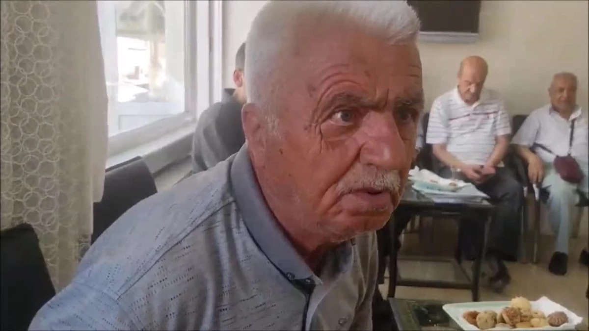 Malatyalı Emekli, Veli Ağbaba\'ya Cebinde Kalan 20 Lirayı Gösterdi: "Torunlarım Geliyor Dede Ne Aldın Diyorlar, Ağlamam Tutuyor Benim"