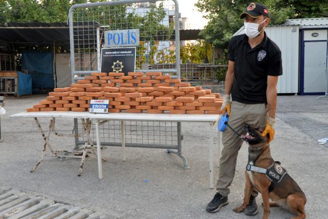Mersin'de TIR dorsesinde 105 kilo eroin ele geçirildi Mersin'de TIR dorsesinde 105 kilo eroin ele geçirildi